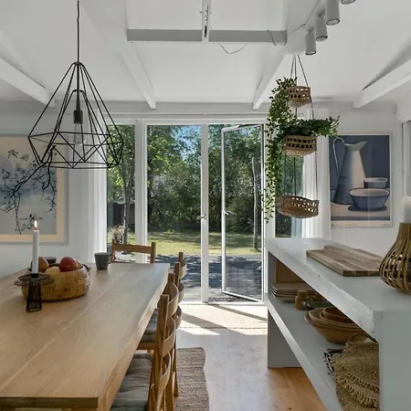 Beautiful In With 4 Bedrooms بيت للعطل