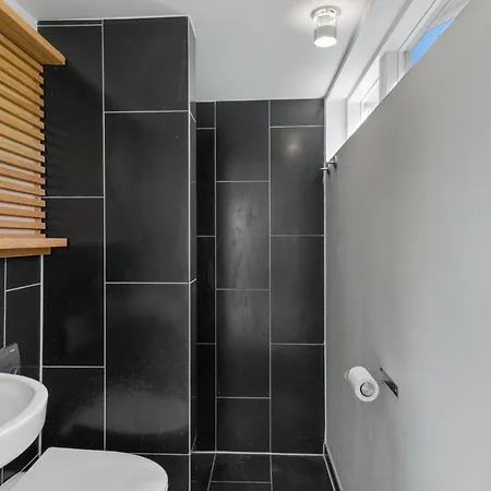 Beautiful In With 4 Bedrooms بيت للعطل